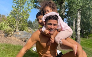 Ronaldo cởi trần bên bạn gái, bị các con "đè đầu cưỡi cổ"