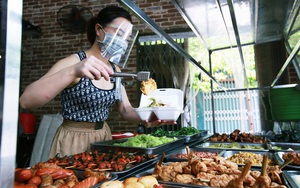 Hà Nội: Chủ quán ăn "vùng xanh" mừng rơi nước mắt khi được mở cửa trở lại