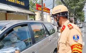 Đồng Nai: Thanh tra Sở Tài nguyên Môi trường cố thủ trong ô tô vì ra đường khi không cần thiết