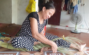 Ninh Bình: Nghề độc đáo nhất Việt Nam- bện rơm khô thành đuôi trâu "khổng lồ" bán sang Nhật Bản