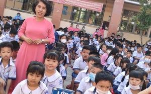 Đầu năm học, cô giáo Sài Gòn "lùng" học sinh lớp 1 bằng cả trăm cuộc điện thoại 