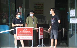 Hà Nội: Cư dân Linh Đàm bức xúc vì đi mua thuốc &quot;đính kèm&quot; mì tôm bị thu hồi thẻ ra vào