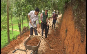 Đồng bào dân tộc thiểu số tự ứng tiền nhà ra để mua vật liệu đổ bê tông làm đường làng ở tỉnh Yên Bái