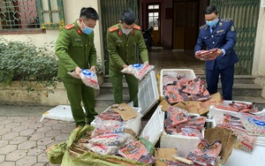 Bắt "nóng" hàng trăm kg xúc xích, chả cá tuồn qua biên giới về Việt Nam