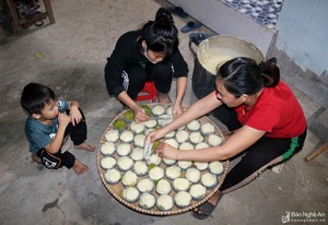 Đặc sản bánh trắng trong "chưa chộ đã sèm" hiếm có khó tìm ở Chợ Sa Nam, Nghệ An