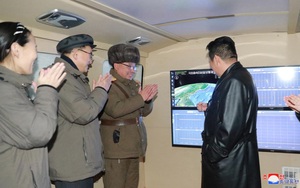 Mệnh lệnh "nóng" của Kim Jong-un khi xem thử tên lửa siêu thanh