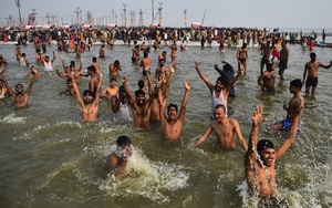 Hình ảnh hàng trăm nghìn người Ấn Độ tắm sông Hằng dù số ca Covid-19 tăng vọt