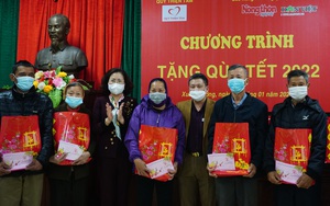 Phó Chủ tịch Hội NDVN Bùi Thị Thơm tặng quà tết tại Nam Định: Nông dân nghèo ấm lòng khi tết đến, xuân về