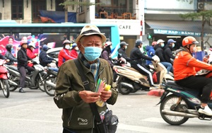 Nhói lòng hoàn cảnh cụ ông bán bút bi dạo mưu sinh dịp Tết trên phố Tôn Đức Thắng, Hà Nội