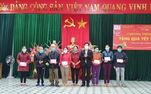 Phó Chủ tịch Hội Nông dân Việt Nam Nguyễn Xuân Định tặng quà Tết hội viên nghèo tại Thanh Hóa