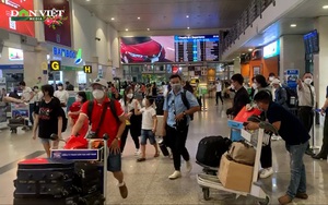 Người dân ồ ạt về quê ăn Tết, sân bay Tân Sơn Nhất đông như “trẩy hội”