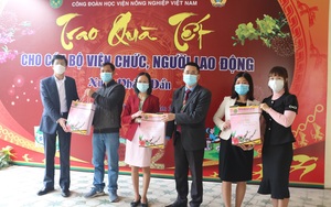 Học viện Nông nghiệp Việt Nam gói bánh chưng, giò tặng cán bộ, người lao động