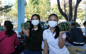 Lưu học sinh Lào, Campuchia trổ tài gói bánh chưng, háo hức đón Tết Việt