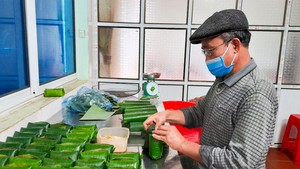 Bắc Giang: Thứ thịt trộn thính, gói lá chuối thành đặc sản đắt khách, mỗi ngày bán vài nghìn quả