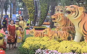 Hội hoa xuân lớn nhất TP.HCM mở cửa miễn phí, khách háo hức tạo dáng với gia đình hổ