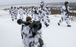 Binh sĩ Ukraine lăn xả trong băng tuyết để 'bóc tem' siêu vũ khí Anh cung cấp