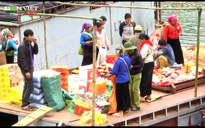 Rộn rã sắc xuân chợ phiên lòng hồ sông Đà dịp Tết 