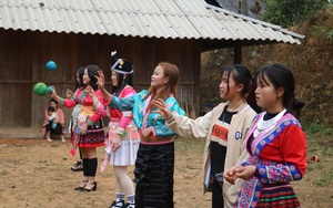 Tết dân tộc Mông lên vùng cao xem thiếu nữ xúng xính váy áo đẹp ném pao pao điệu nghệ
