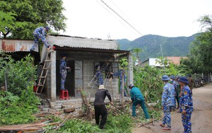 Khánh Hòa: Bộ đội Vùng 4 Hải quân sửa chữa nhà, quét dọn làm sạch vệ sinh môi trường