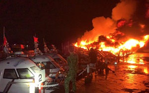 NÓNG - Quảng Nam: 8 chiếc tàu du lịch bốc cháy dữ dội trong đêm