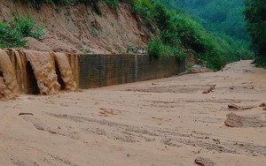 Bình Định: Sạt lở ở miền núi, nhiều nơi bị ngập do mưa lũ
