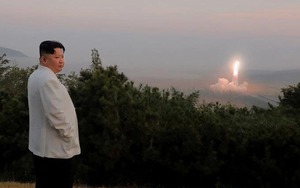 Ảnh hiếm thấy về ông Kim Jong Un giám sát tập trận phóng tên lửa ở Triều Tiên