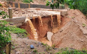 Bình Định: Đường bê tông bị mưa lũ phá hỏng, khẩn trương dời dân thoát khỏi vùng nguy hiểm