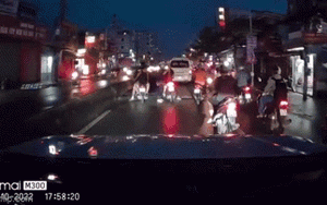 Clip NÓNG 24h: Đôi nam nữ đi xe máy bất ngờ dừng giữa đường để làm một việc ý nghĩa tại TP HCM