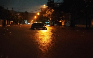 Mưa lớn khiến nhiều tuyến đường ở Quy Nhơn ngập sâu, nước ùa vào nhà dân trong đêm