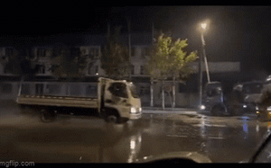 Clip NÓNG 24h: Ô tô tải bất ngờ "nhảy cóc" qua vũng nước khiến nhiều người thót tim