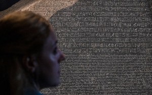 Triển lãm Bia Rosetta, giải mã chữ tượng hình Ai Cập tại Anh