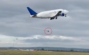 Máy bay Boeing rơi bánh sau khi cất cánh