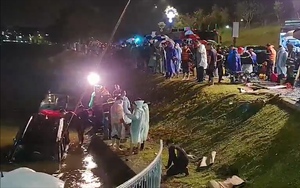 Video: Hàng ngàn người dân đội mưa xem trục vớt xe ô tô lao xuống hồ Xuân Hương khiến 2 người tử vong
