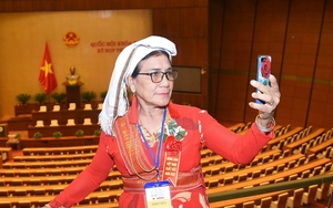 Hình ảnh 100 nông dân xuất sắc Việt Nam 2022 tham quan toà nhà Quốc hội