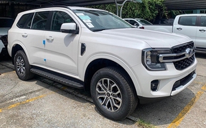 Cận cảnh Ford Everest Ambiente 2022 Tiêu chuẩn mới về đại lý