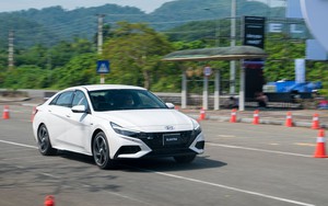 Giá lăn bánh Hyundai Elantra 2023: Đủ sức làm khó KIA K3, Honda Civic