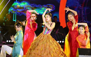Hoàng Thùy Linh khoe vẻ quyến rũ trên sân khấu gala Sao Mai 2022