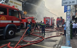 TP.HCM: Cháy lớn tại một nhà hàng gần chợ Bến Thành