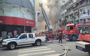 Hiện trường vụ cháy quán ăn gần chợ Bến Thành khói đen vẫn bốc nghi ngút, không có thương vong