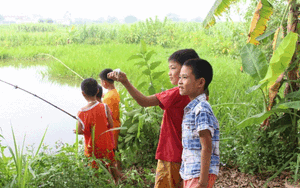 Kể chuyện làng: Câu cá, thú vui tuổi thơ ở làng cũ  