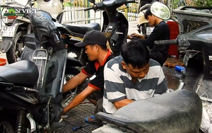 Tình người sau mưa lũ: Thợ sửa xe Quảng Nam rủ nhau đến Đà Nẵng sửa miễn phí hàng trăm xe máy hư hỏng