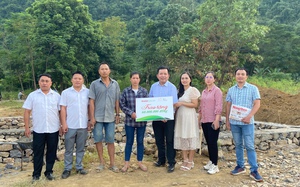 Báo NTNN/ Điện tử Dân Việt trao tiền xây dựng ngôi nhà mơ ước cho gia đình nghèo tại Ninh Bình