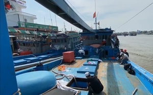 Clip: Tàu cá Quảng Ngãi bị sét đánh trên biển, 15 ngư dân thoát chết kỳ diệu