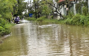 Thanh Hóa: Đường xuống cấp như &quot;ao&quot;, nghìn người ngày ngày bì bõm lội nước giữa thành phố Sầm Sơn