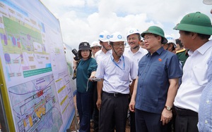 Chủ tịch Quốc hội Vương Đình Huệ thăm cư dân khu tái định cư sân bay Long Thành