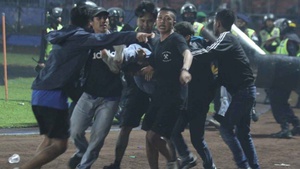 Thế giới bàng hoàng trước vụ bạo loạn ở giải VĐQG Indonesia