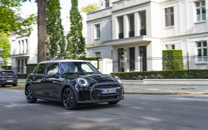 MINI Cooper S 5-Cửa Resolute Edition 2023 ra mắt Việt Nam với diện mạo năng động và cá tính 