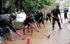 Cán bộ, chiến sĩ lội nước, dầm mưa giúp dân trong lũ