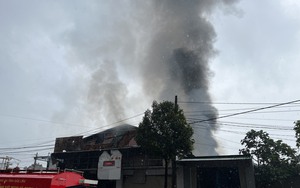 Vụ cháy lớn tại xưởng đồ nhựa ở Đắk Lắk: Huy động hàng trăm cảnh sát chữa cháy dập lửa