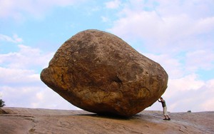 Tảng đá lạ nghiêng hơn 1.300 năm không đổ, chưa ai giải thích được sự tồn tại của tảng đá này 